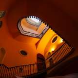 Ma continuiamo a visitare il palazzo, salendo degli scalini che si trovano sulla sinistra. Ed ecco che in un attimo ci si ritrova all�interno di un�ampia tromba architettonica incorniciata da una monumentale rampa di scale con ringhiera in ferro battuto